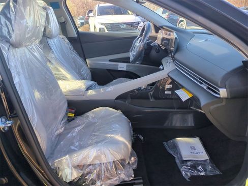 Used 2025 Hyundai Elantra Limited image 27