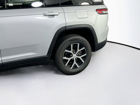 Used 2023 Jeep Grand Cherokee Limited image 30
