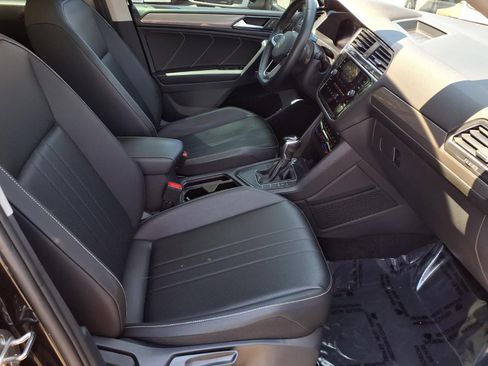 Used 2023 Volkswagen Tiguan SE w/ Panoramic Sunroof Package FWD image 24