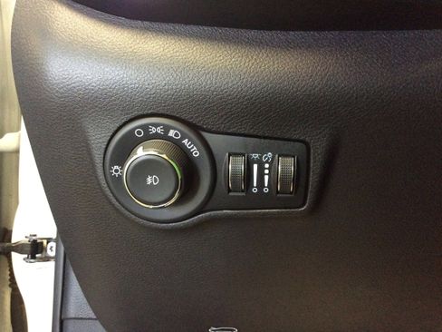 Used 2024 Jeep Compass Limited image 18