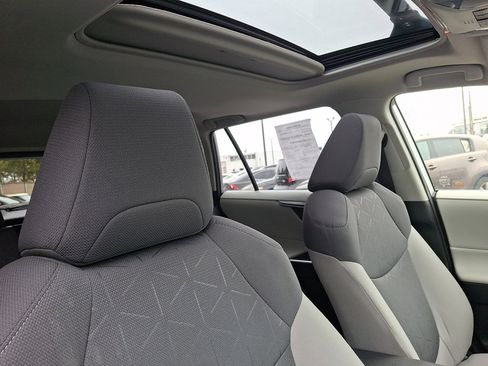 Used 2022 Toyota RAV4 XLE w/ Convenience Package image 13