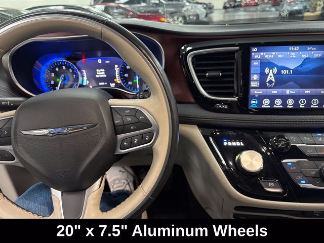 Used 2020 Chrysler Pacifica Limited w/ Tire & Wheel Group FWD image 24