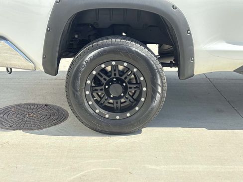 Used 2016 Toyota Tundra SR5 w/ Tow Package RWD image 9