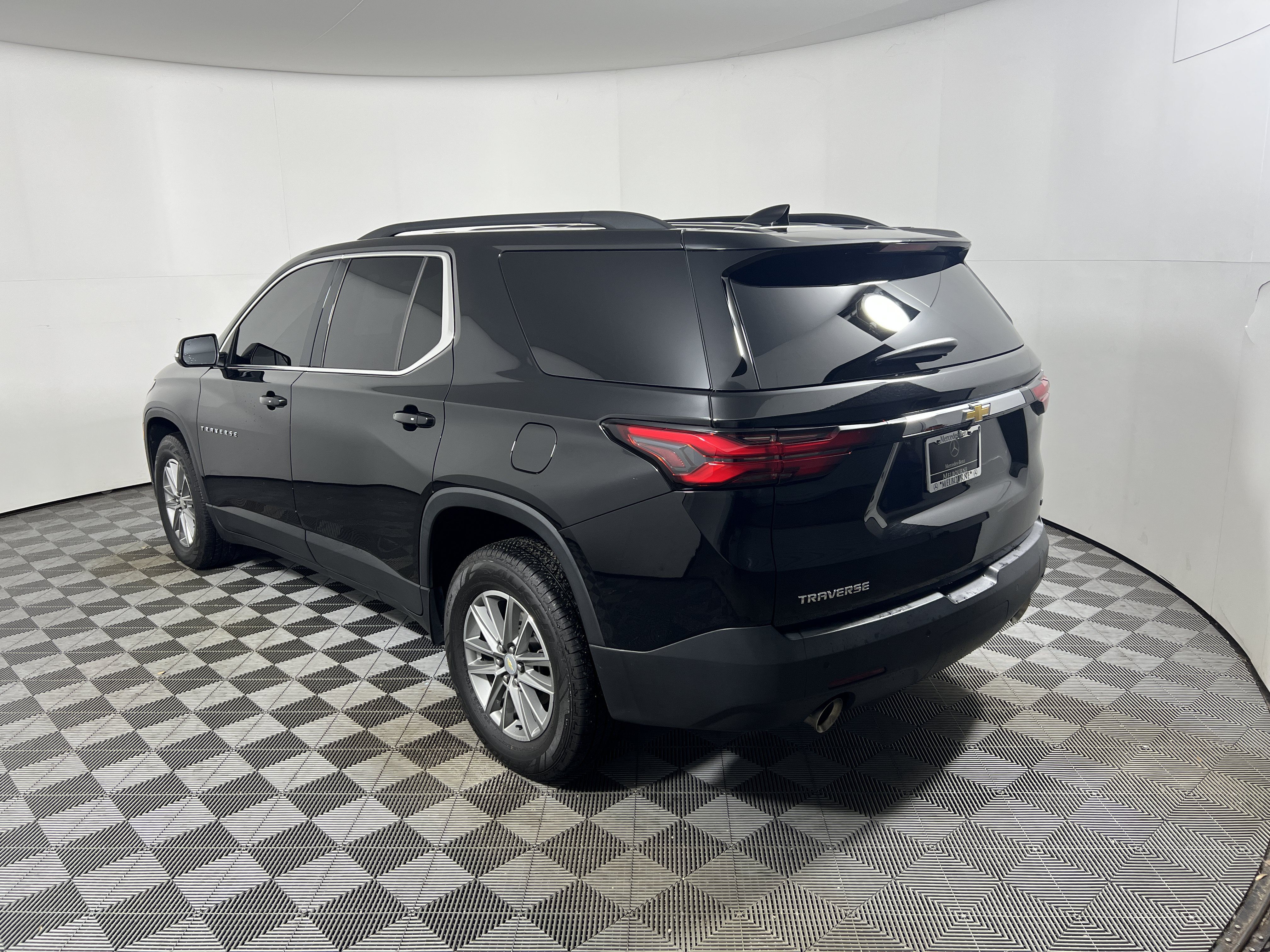 Used 2023 Chevrolet Traverse LT FWD image 3