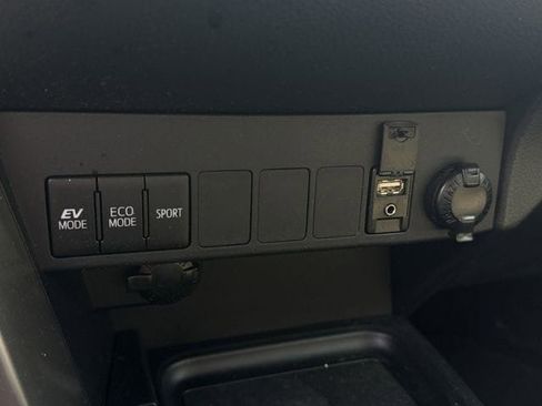 Used 2017 Toyota RAV4 XLE AWD/4WD image 21