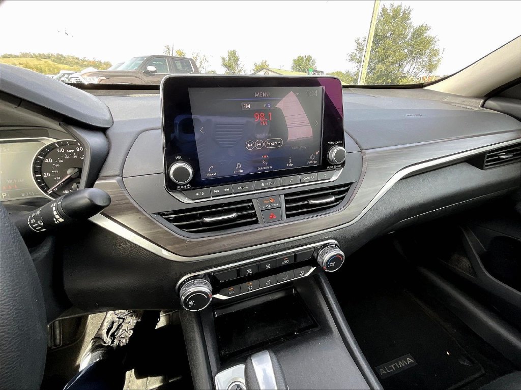 Used 2025 Nissan Altima 2.5 SV FWD image 14
