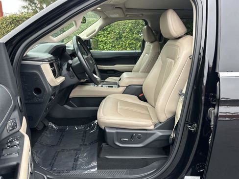 Used 2024 Ford Expedition Limited image 11