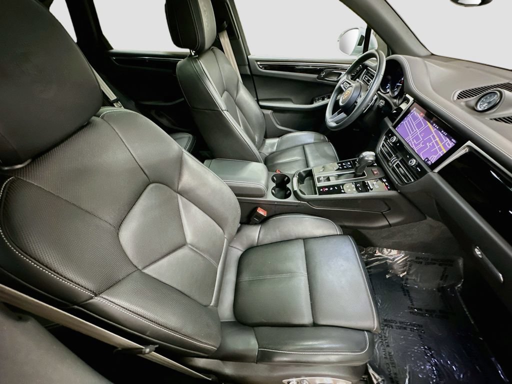 Certified 2025 Porsche Macan AWD/4WD image 29