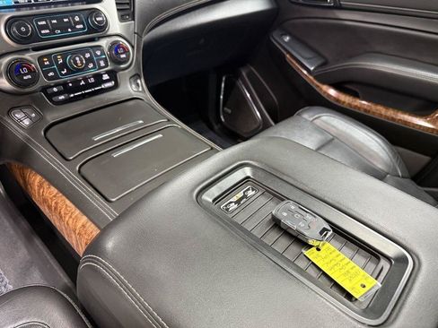 Used 2020 Chevrolet Suburban Premier AWD/4WD image 24