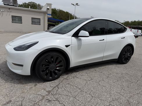 Used 2023 Tesla Model Y Performance image 3