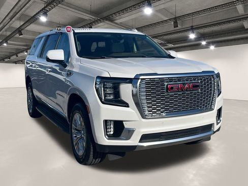 Used 2022 GMC Yukon XL Denali w/ Advanced Technology Package image 2
