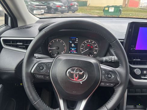 Used 2025 Toyota Corolla Cross LE image 32