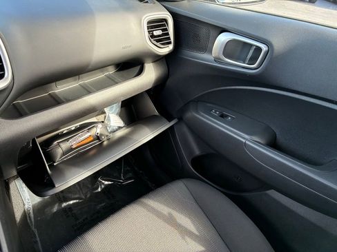 Used 2025 Hyundai Venue SE image 25