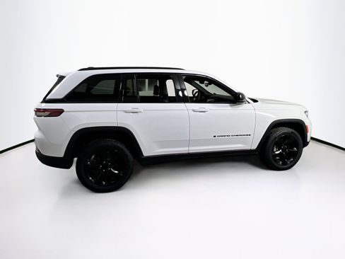 Used 2023 Jeep Grand Cherokee Altitude AWD/4WD image 4