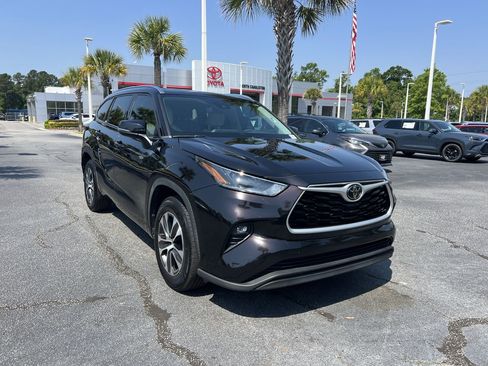 Used 2021 Toyota Highlander XLE FWD image 2
