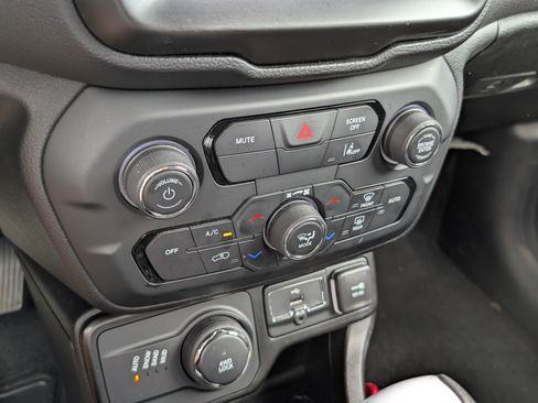 Used 2023 Jeep Renegade Latitude AWD/4WD image 18
