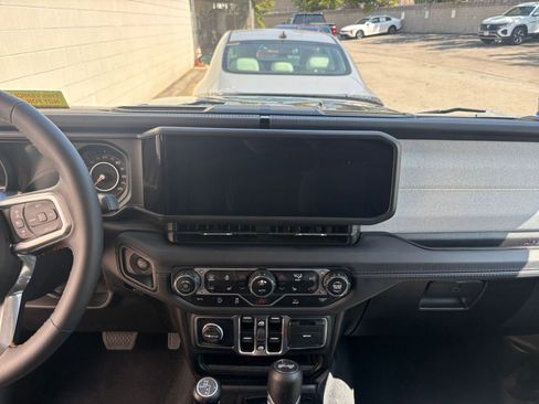 Used 2025 Jeep Wrangler Sahara image 18