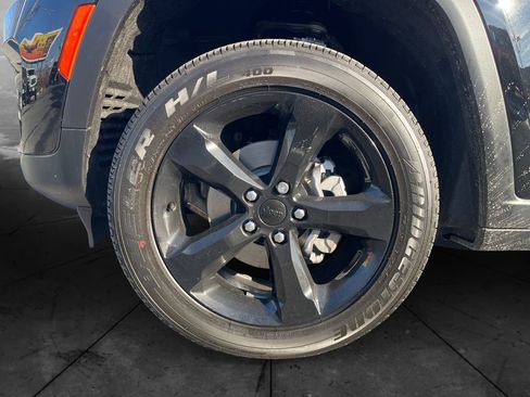 New 2025 Jeep Grand Cherokee Altitude image 14