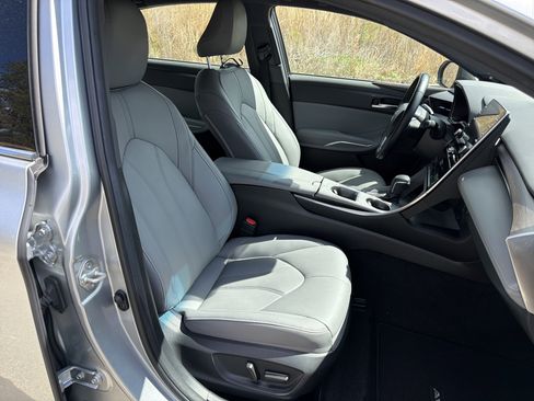 Used 2020 Toyota Avalon XLE w/ Moonroof Package image 13