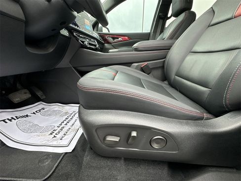 Used 2025 Chevrolet Traverse RS image 12