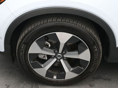 Certified 2025 Volvo XC40 B5 Plus AWD/4WD image 4