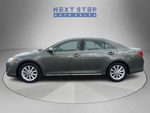 Used 2014 Toyota Camry XLE w/ Moonroof Package FWD image 4