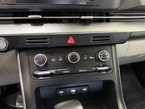 Used 2023 Kia Carnival LX FWD image 13