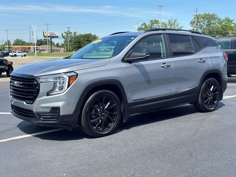 Used 2024 GMC Terrain SLE w/ Driver Convenience Package FWD image 2