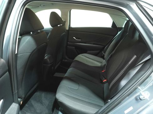 Used 2023 Hyundai Elantra SEL w/ Preferred Accessory Package FWD image 13