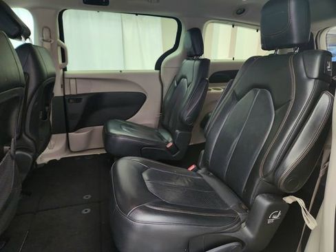 Used 2019 Chrysler Pacifica Touring-L FWD image 22