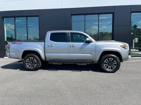 Used 2022 Toyota Tacoma TRD Sport w/ TRD Premium Sport Package AWD/4WD image 3