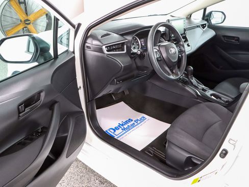 Used 2022 Toyota Corolla LE FWD image 3