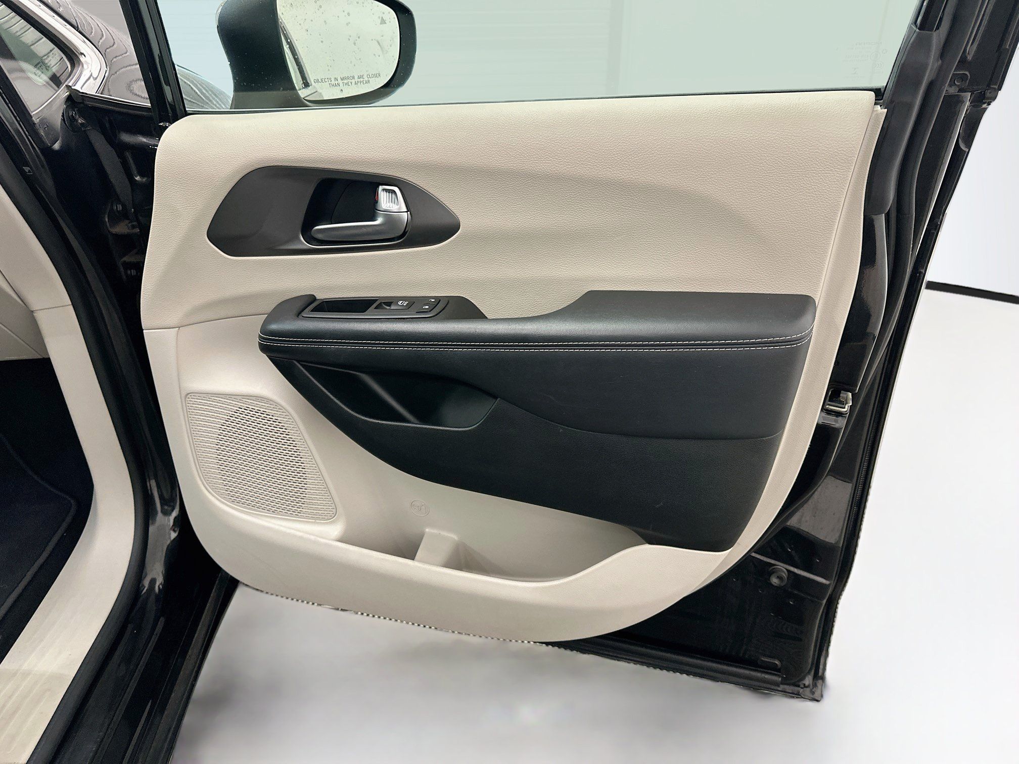 Used 2023 Chrysler Pacifica Touring-L FWD image 34