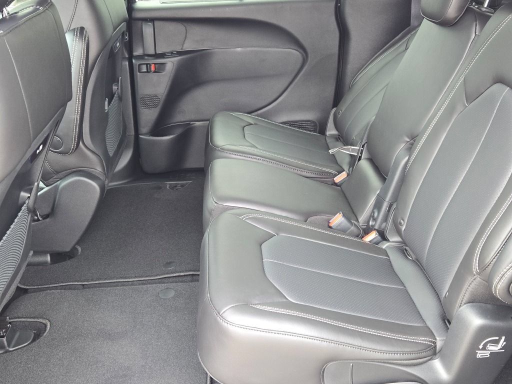 New 2027 Chrysler Pacifica Select FWD image 24