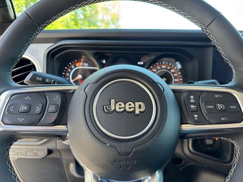 Used 2025 Jeep Wrangler Unlimited Sahara AWD/4WD image 28