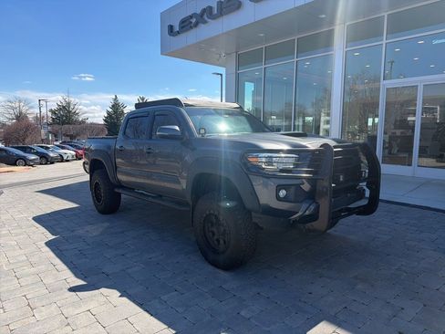 Used 2017 Toyota Tacoma TRD Sport w/ Tow Package (A/T) image 2