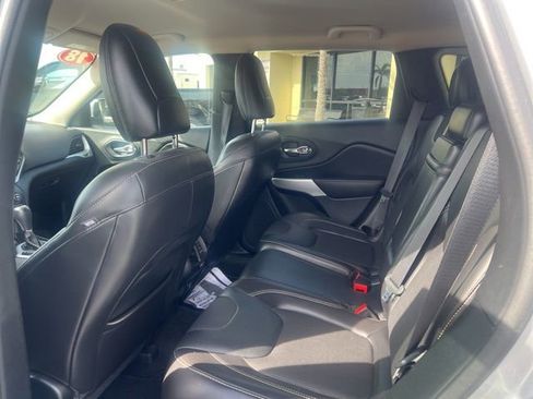 Used 2018 Jeep Cherokee Latitude Plus FWD image 10
