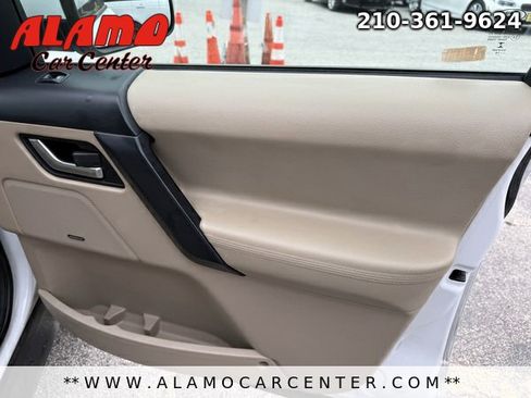 Used 2014 Land Rover LR2 HSE image 15