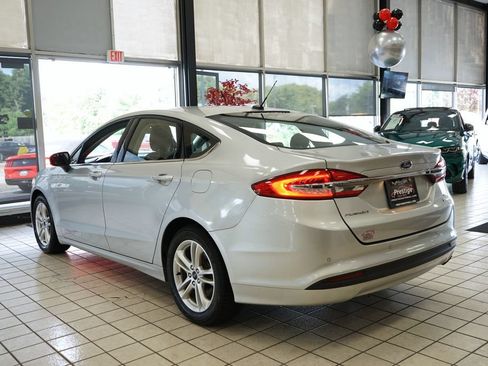 Used 2018 Ford Fusion SE w/ Fusion SE Technology Package FWD image 4