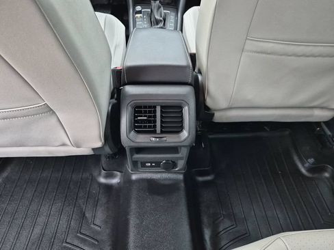 Used 2021 Volkswagen Tiguan SE FWD image 31