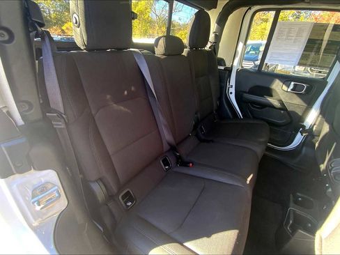 Used 2023 Jeep Gladiator Overland image 19