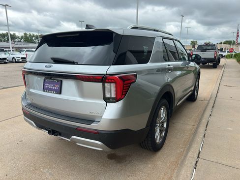 Used 2025 Ford Explorer Platinum AWD/4WD image 9