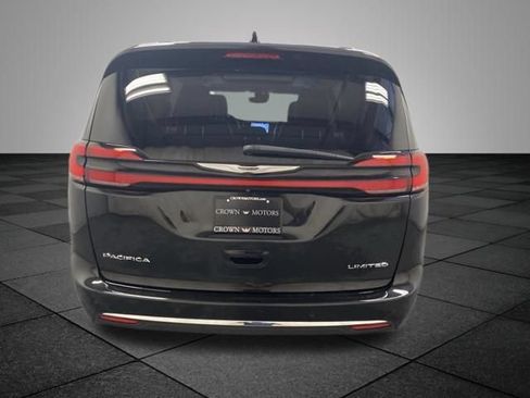 Used 2023 Chrysler Pacifica Limited FWD image 5