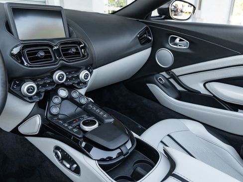 Used 2021 Aston Martin V8 Vantage Roadster image 19
