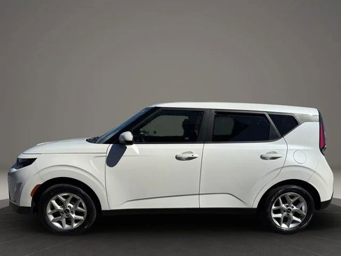 Used 2023 Kia Soul S FWD image 2