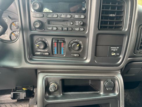 Used 2005 Chevrolet Silverado 2500 LS image 17