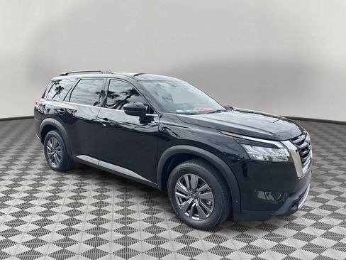 Used 2024 Nissan Pathfinder SV image 3