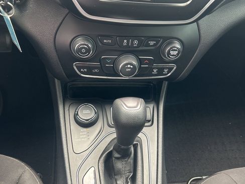 Used 2020 Jeep Cherokee Latitude AWD/4WD image 18