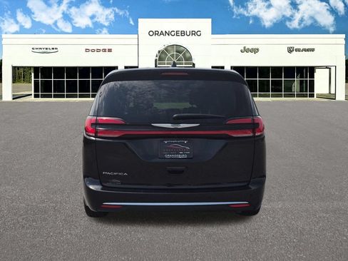 Used 2024 Chrysler Pacifica Touring-L FWD image 9
