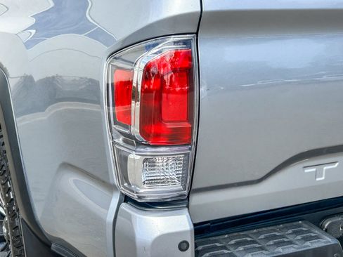 Used 2021 Toyota Tacoma TRD Off-Road w/ Technology Package AWD/4WD image 9